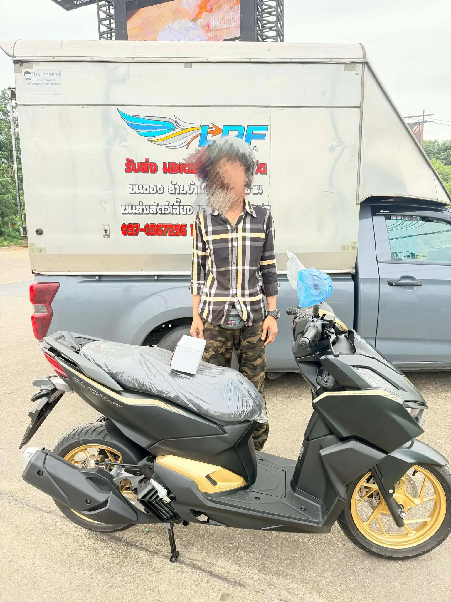 ลูกค้ายืนข้างรถขนส่ง LPF Transport สำหรับบริการขนส่งมอเตอร์ไซค์
