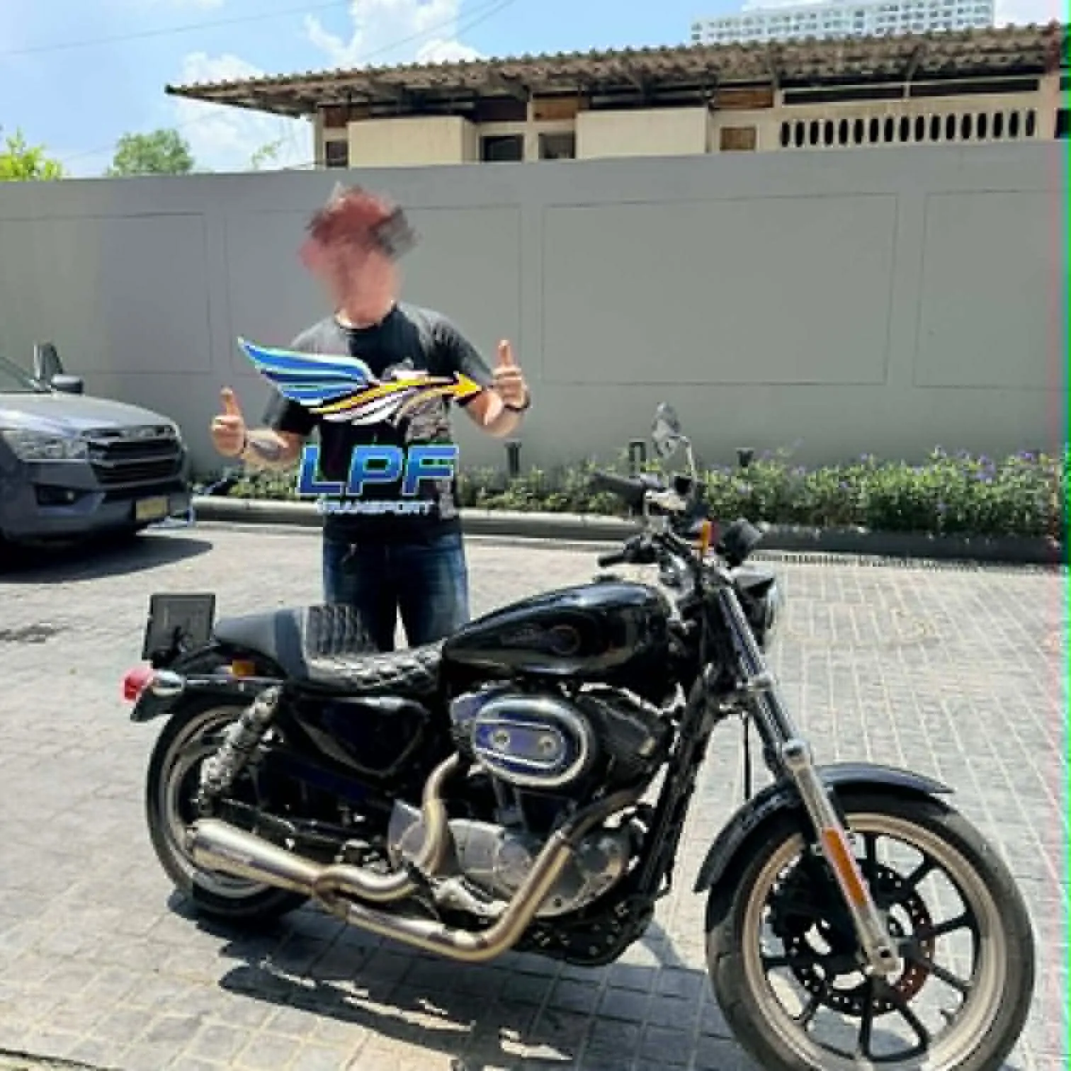 ลูกค้าชาวต่างชาติกับรถมอเตอร์ไซค์ Harley ที่ใช้บริการขนส่ง