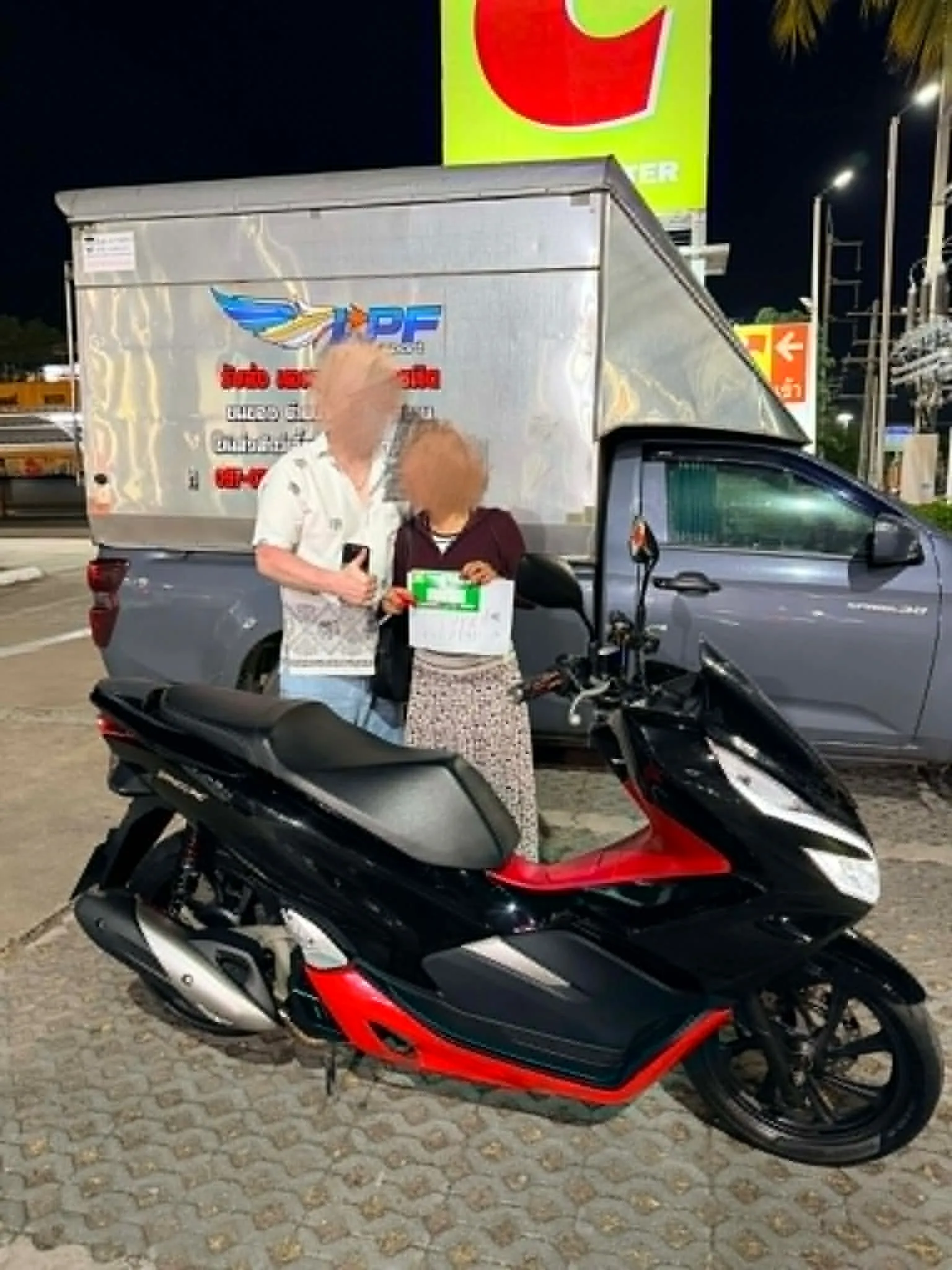 ลูกค้าชาวต่างชาติกับแฟนชาวไทยส่งรถมอเตอร์ไซค์ PCX กับ LPF Transport