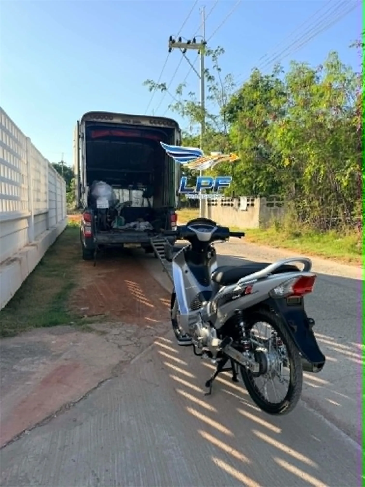 รถ Wave 125 รอซีลกันรอยก่อนเข็นขึ้นรถขนส่ง LPF Transport